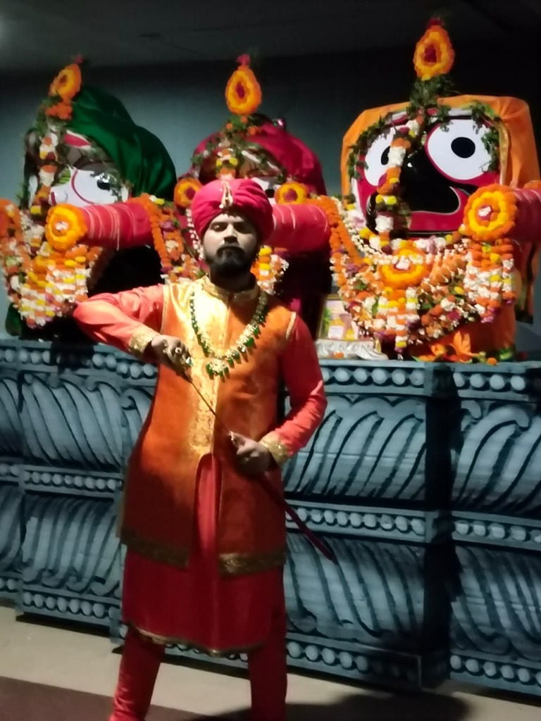 Gajapati King Ramachandra Deva drawing sword before Lord Jagannath in Ahe Nila Shaila